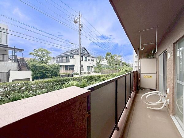 【バルコニー】思わず大きく深呼吸したくなるバルコニー！空が青く、近く、広く感じる事が出来ます。
