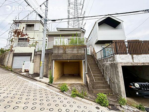 開放感があり日当りも良好です！目の前に広がる開放感とゆとり。暮らしの夢を育む住まいがここにあります！穏やかな風と陽光を導き、プライバシーに配慮された設計プランで居住性を一段と心地よいものにしています！