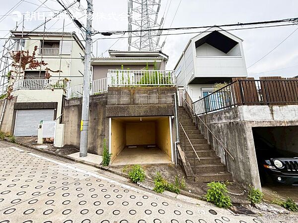 緑に恵まれたエリアで、自然に包まれた穏やかな暮らしを実現！！緑の潤いを感じながらホッと生活できそう。四季の移り変わりを感じられる贅沢な空間で、暮らしの夢を育む、あらたな住生活をスタートしてみませんか？
