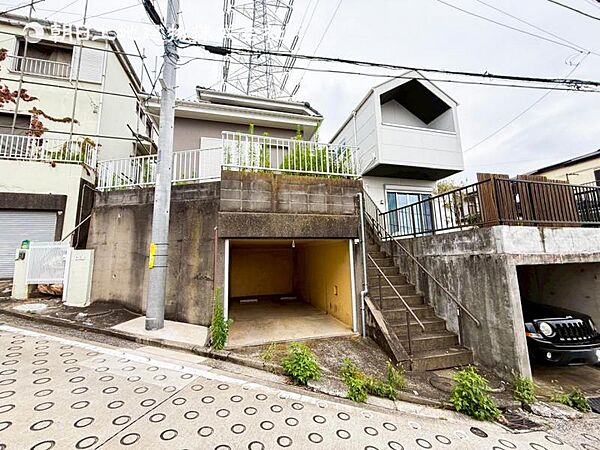 毎日のお散歩も楽しく緑に恵まれた静かな住環境となります！！！伸び伸びスローライフを叶えてくれる物件！自然豊富な季節の移ろいを身近に感じられる環境は空間に彩りを添えておしゃれな住空間を作り上げます！