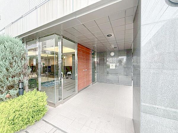 【エントランス】重厚感の溢れるエントランスはマンションの顔！帰宅時、来客時に誇れる空間を演出します！