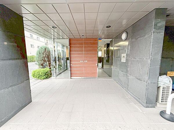 【エントランス】重厚感の溢れるエントランスはマンションの顔！帰宅時、来客時に誇れる空間を演出します！