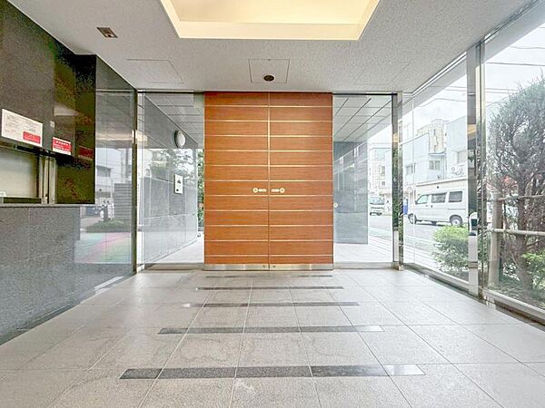 【エントランス】重厚感の溢れるエントランスはマンションの顔！帰宅時、来客時に誇れる空間を演出します！