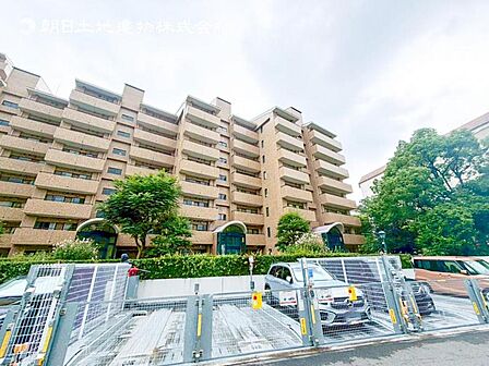 開放感があり日当りも良好です!目の前に広がる開放感とゆとり。暮らしの夢を育む住まいがここにあります!穏やかな風と陽光を導き、プライバシーに配慮された設計プランで居住性を一段と心地よいものにしています!
