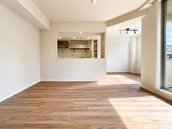 お天気が晴れの日は照明をつけなくても充分明るいリビングです！どこか落ち着きのある広々とした内装です！皆で過ごす空間が、目に浮かんでくる様な優しいリビングダイニングです！くつろいだり楽しい時間を是非！
