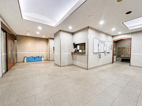 【エントランス】重厚感の溢れるエントランスはマンションの顔！帰宅時、来客時に誇れる空間を演出します！