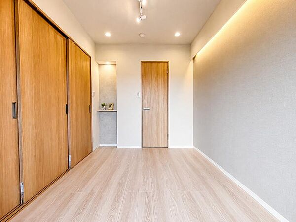 陽光がたっぷりと取り込め大きな窓で広々と安らげる快適空間です窓からの眺めは気持ち良い解放感ある光景！おだやかな寛ぎを届けるお部屋で、趣味などの時間も充実した時間をアイデアや工夫次第で過ごせそうですね！