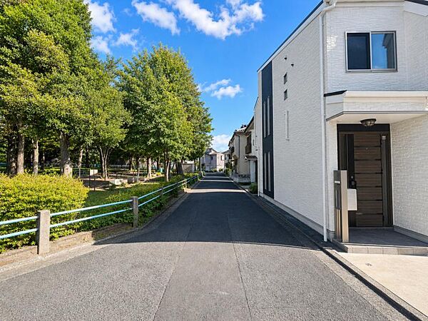 開放感があり日当りも良好です！目の前に広がる開放感とゆとり。暮らしの夢を育む住まいがここにあります！穏やかな風と陽光を導き、プライバシーに配慮された設計プランで居住性を一段と心地よいものにしています！
