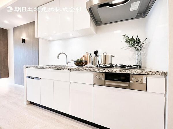 煮込み料理をする際にコンロが一つ塞がって他の料理ができなくて時間がかかる！そんな不満を解決してくれる3口コンロは煮込みながら他の調理ができるので調理が捗ります