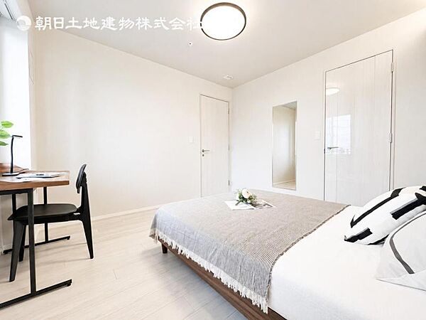 穏やかな寛ぎあじわえるお部屋では有意義な時間がつくれます！大きな窓からと陽光が注がれる明るい空間！光もアクセントの一つとして。一人時間も充実したものにできるプライベートルームは日々を豊かにします！！