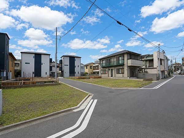 【外観】徒歩はもちろんベビーカーや自転車でも安心な道のりです。お車の出し入れが苦手な方も安心できます