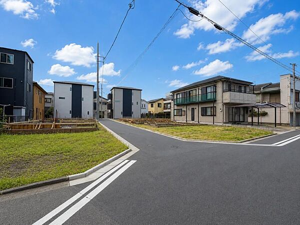 【外観】閑静な住宅地に馴染む落ち着いた色合いの贅沢な空間！！毎日のお散歩も快適なエリア！