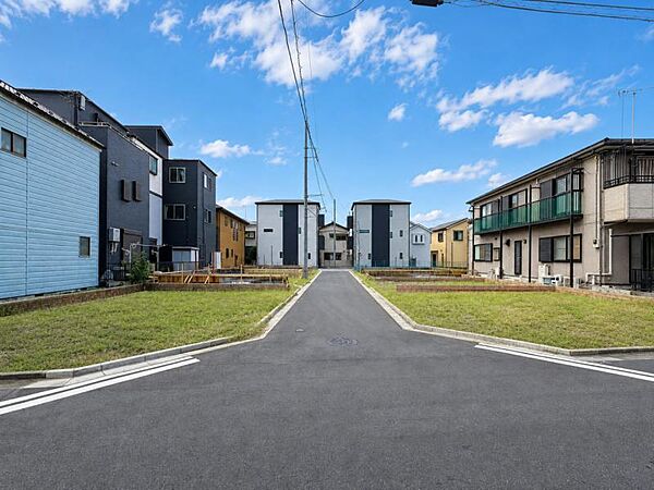 【外観】閑静な住宅地に馴染む落ち着いた色合いの贅沢な空間！！毎日のお散歩も快適なエリア！