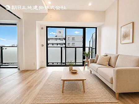 家族の会話や笑顔が行き交うリビングで、子供を走り回らせたい。ダイニングテーブルでゆったり食事を堪能。光と風が溢れる開放的なリビングダイニングには、くつろぎの空間を生み自然と家族みんなが集まってきます