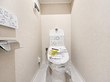 【トイレ】ウォシュレット、保温機能付き便座など充実の設備です お掃除がしやすくストレスフリー!!※家具はCG