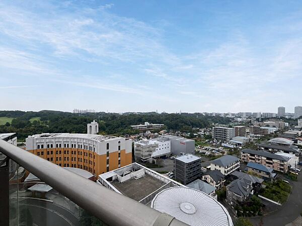 陽当りを加味した場所に配置したバルコニーは多くの衣類と布団を同時に干せるほどの広さを確保しました。しっかりと陽、風を浴びて乾かしてくれます。