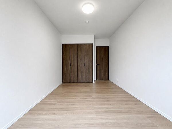 居室はひとり時間を過ごせる安らげるお部屋として活用できます！収納スペースあり！荷物が多くても十分！！ベッドや勉強机、テレビなどを置きたい場合におすすめ！！過ごす時間が長くてもゆったり過ごせそうですね！