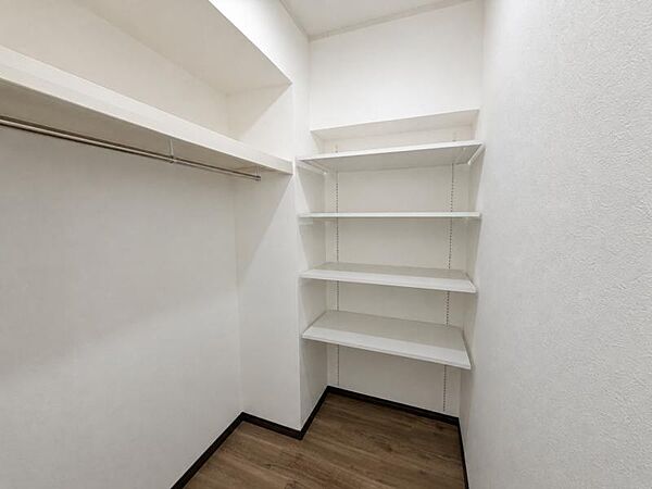 【収納】適材適所に設けた収納は、奥行きもあり多くの物の収納が可能です。扉を閉めるとパッと隠すことができるので、いつでも室内が整理整頓でき気持ちのいい空間として使えます!※家具はCG