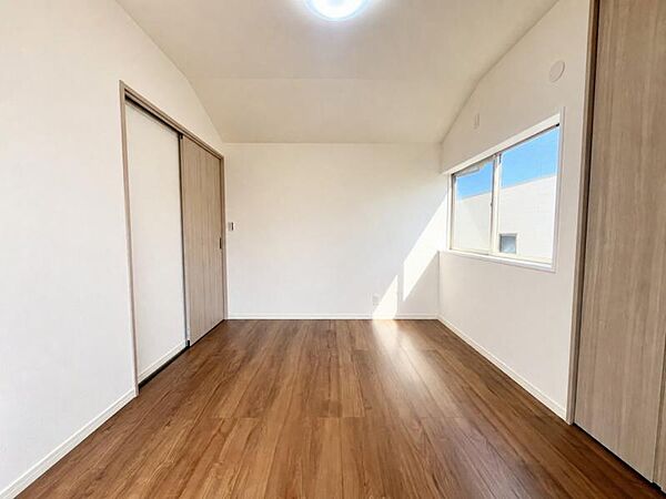 居室はひとり時間を過ごせる安らげるお部屋として活用できます！収納スペースあり！荷物が多くても十分！ベッドや勉強机、テレビなどを置きたい場合におすすめ！！過ごす時間が長くてもゆったり過ごせそうですね！※