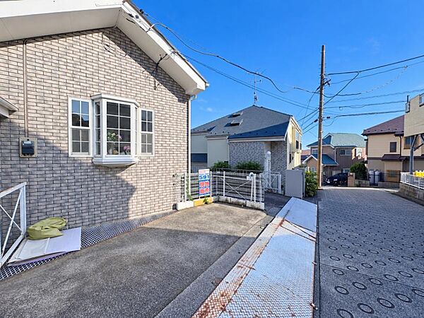 青空を背景にスタイリッシュな外観が住まう人に誇りを与えます。駅周辺施設も利用でき快適生活が送れます！四季を通じて自然と触れ合えるスポットが周辺には沢山あり、お散歩やジョギング週末の遊びにおすすめです。