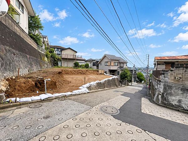 開放感があり日当りも良好です！目の前に広がる開放感とゆとり。暮らしの夢を育む住まいがここにあります！穏やかな風と陽光を導き、プライバシーに配慮された設計プランで居住性を一段と心地よいものにしています！