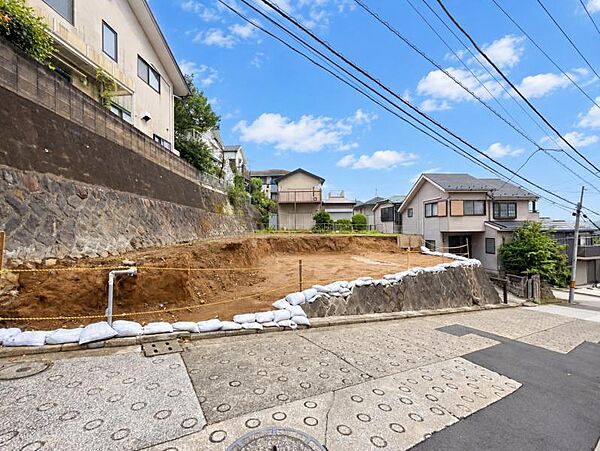 緑に恵まれたエリアで、自然に包まれた穏やかな暮らしを実現！！緑の潤いを感じながらホッと生活できそう。四季の移り変わりを感じられる贅沢な空間で、暮らしの夢を育む、あらたな住生活をスタートしてみませんか？