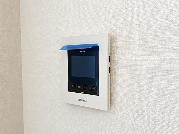 来客者を確認でき最新から遡って見れる録画機能もついていて安心です。モニター越しに来訪者が確認できる防犯に欠かせないインターホン付き。
