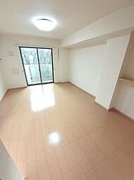 ヒルサイド・NJ 104 1階ワンルームのリビング/ダイニング