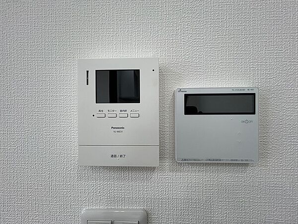 来訪者を確認できるモニター付きインターホンは、防犯面も安心です。給湯器パネルでお風呂の操作も簡単です。