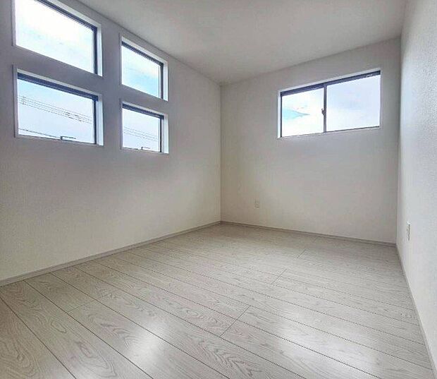 明るい光が差し込む子供部屋は、お子様の成長を見守る優しい空間。どんな家具を置こうか、夢が膨らみます。