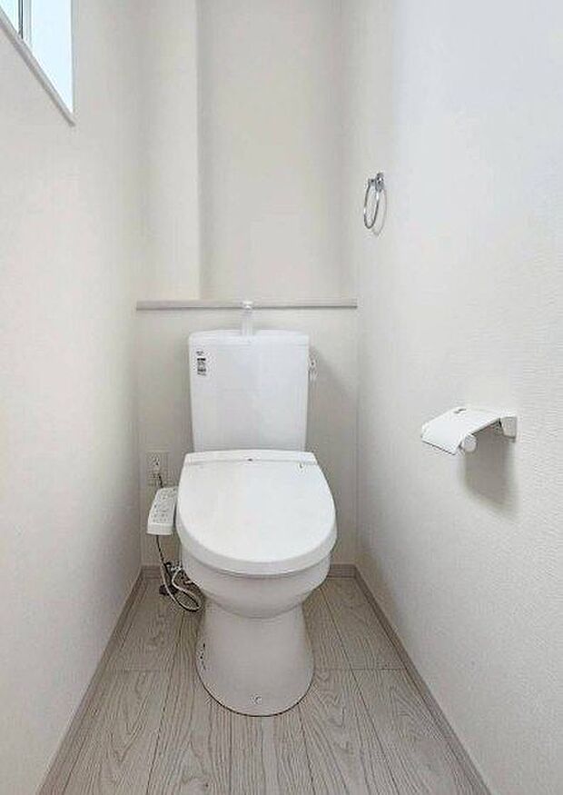 清潔感あふれるトイレは、日々の暮らしに心地よさをもたらします。採光窓付きで明るく、換気もしっかりできる空間です。