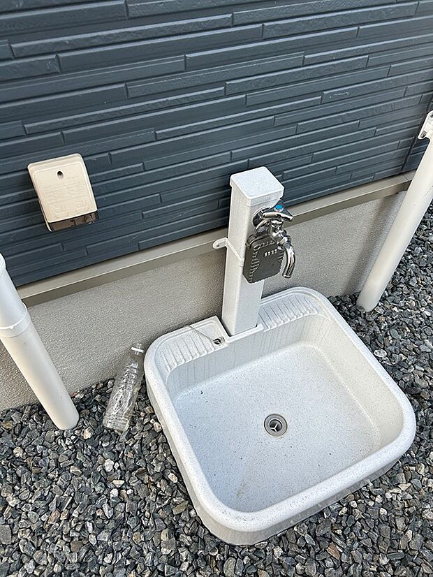 庭での作業やガーデニングに便利な屋外シンク。水栓には鍵がついており、安心してお使いいただけます。