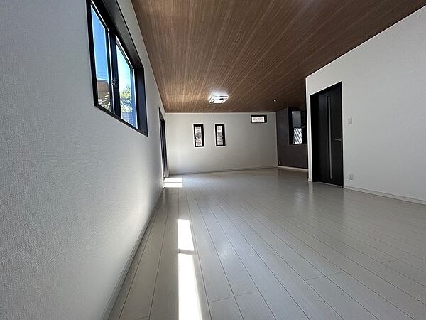 木目調の天井が特徴的なリビングルーム。日差しが差し込む空間で、新しい暮らしを始めてみませんか。
