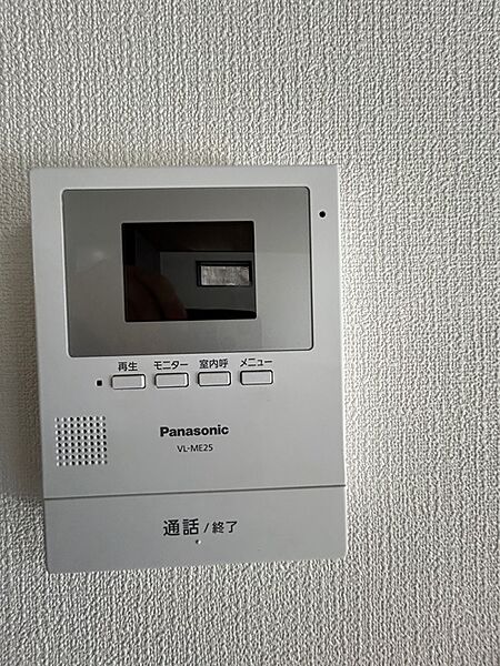 来訪者を画像で確認できるモニター付きインターホンを設置。不審者の侵入を防ぎ、安心な暮らしをサポートします。