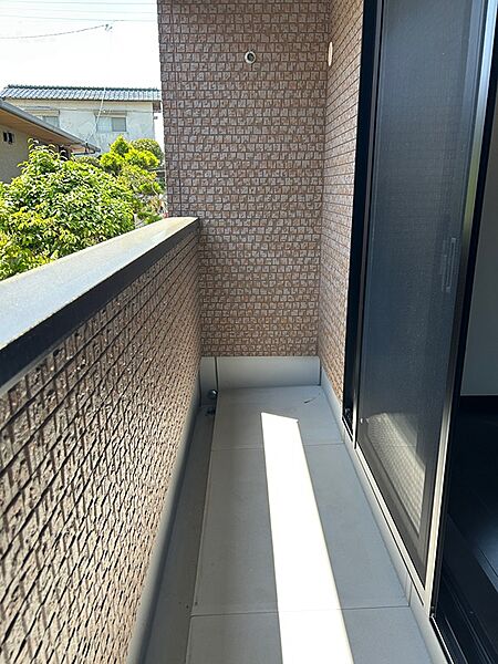 心地よい日差しが差し込むバルコニー。洗濯物も気持ちよく乾きそうです。開放感のある空間で、外の空気を感じながらリラックスできます。