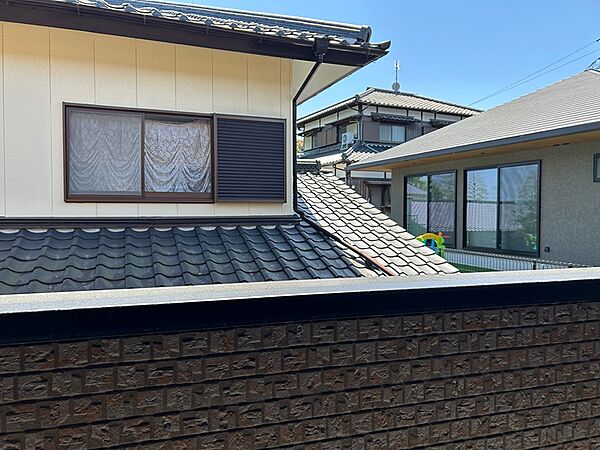 住宅街の一角、青空が広がる穏やかな環境。周辺には落ち着いた印象の家々が並び、安心して暮らせる住環境です。