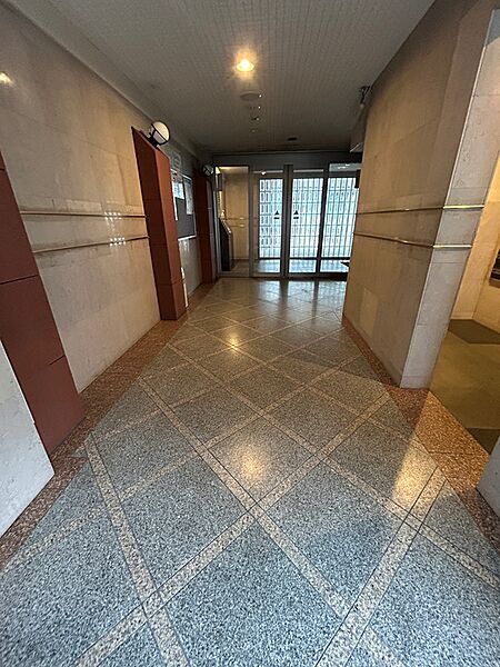 温かみのある照明が彩るロビー。上品なタイルが施された空間は、住まう方を優しく迎え入れます。