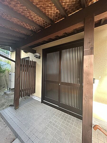 趣のある玄関がお客様をお迎えします。和の情緒が漂う空間で、穏やかな暮らしが始まる予感。