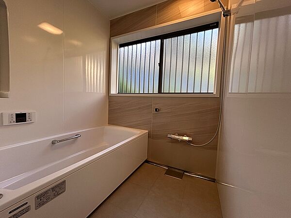 採光窓のある明るい浴室。入浴後の換気もしやすく、いつでも清潔な空間でリラックスできます。手すり付きで、安心感のあるバスタイムを。