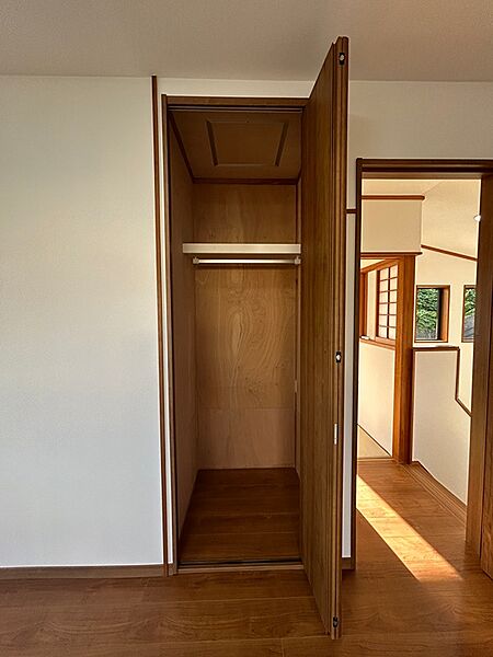 可動式の棚とハンガーパイプを完備したクローゼット。生活空間をすっきりと保つ収納力です。