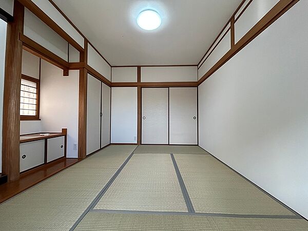 和の趣が心地よい空間。畳の上でくつろぐひとときや、来客をもてなす場として、多様な使い方が可能です。