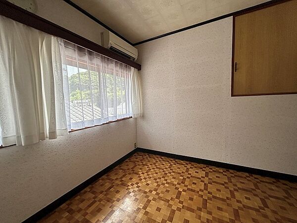 採光に配慮した居室は、明るい日差しが差し込みます。フローリングは寄木細工風のデザインです。エアコン完備で季節問わず快適にお過ごしいただけます。