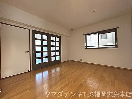 明るい木目調のフローリングが特徴のリビング。どんな家具とも合わせやすいシンプルな空間で、あなたらしい暮らしをデザインできます。