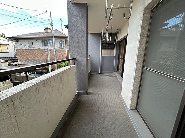 陽光が降り注ぐバルコニー。洗濯物も気持ちよく乾きそうです。開放感のある空間で、日常を彩るひとときを。