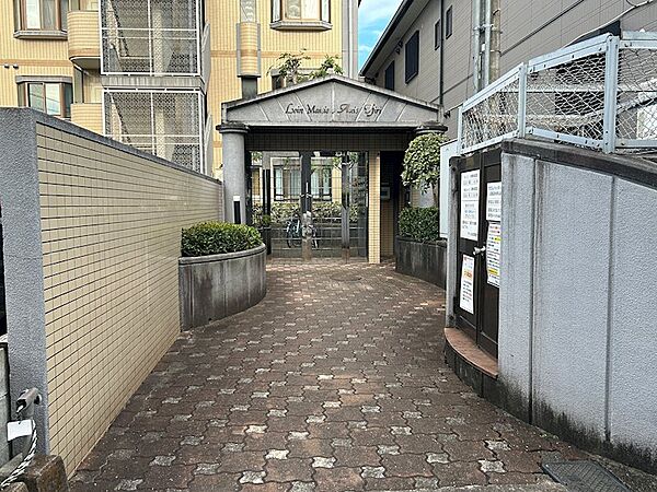 住まいへの期待を高める、落ち着いた雰囲気のエントランス。私邸へと続くアプローチが、日々の暮らしに穏やかさをもたらします。