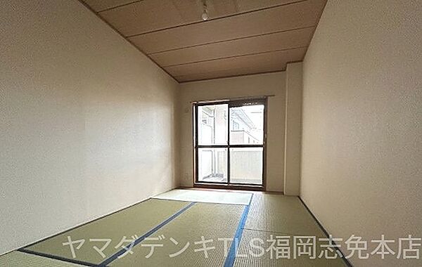 和の趣を感じる居室は、畳の香りが心地よい空間です。窓から自然光が差し込み、明るい雰囲気で過ごせます。