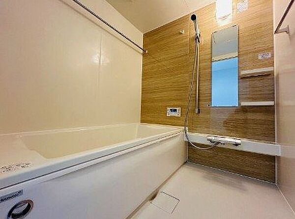木目調の壁が落ち着いた印象の浴室。ゆったりとした浴槽で一日の疲れを癒せます。