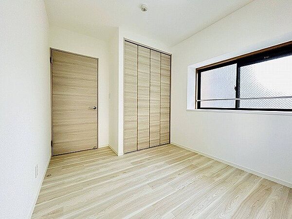【北側洋室5帖】自由にアレンジできる、明るく機能的な空間。収納も備え、すっきりとした暮らしをサポートします。