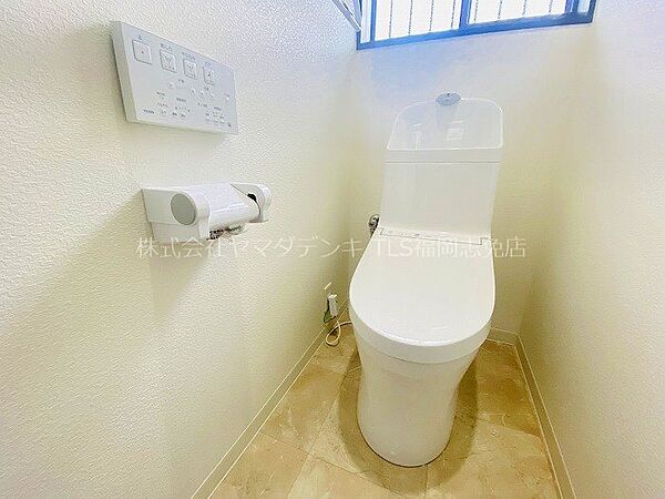 清潔感のあるトイレは、温水洗浄便座付きで快適な毎日をサポートします。小窓からは光が差し込み、明るい空間です。