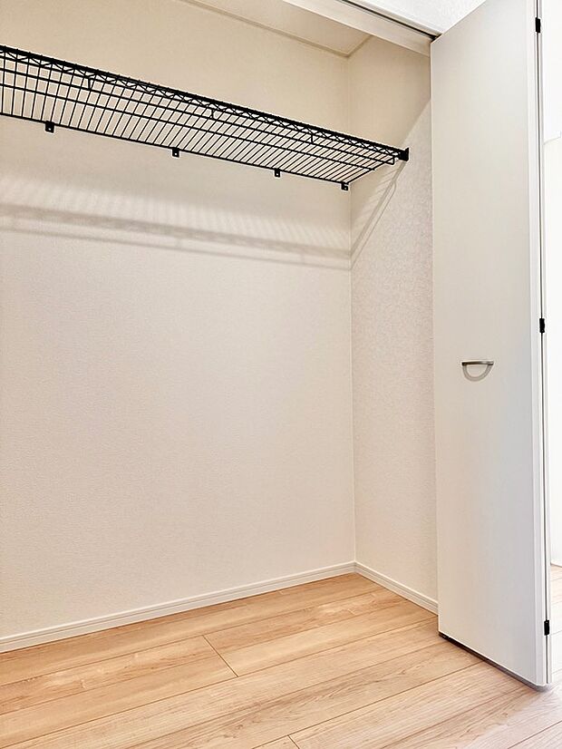 1階廊下にあるクローゼットです。収納が充実したつくりになっています